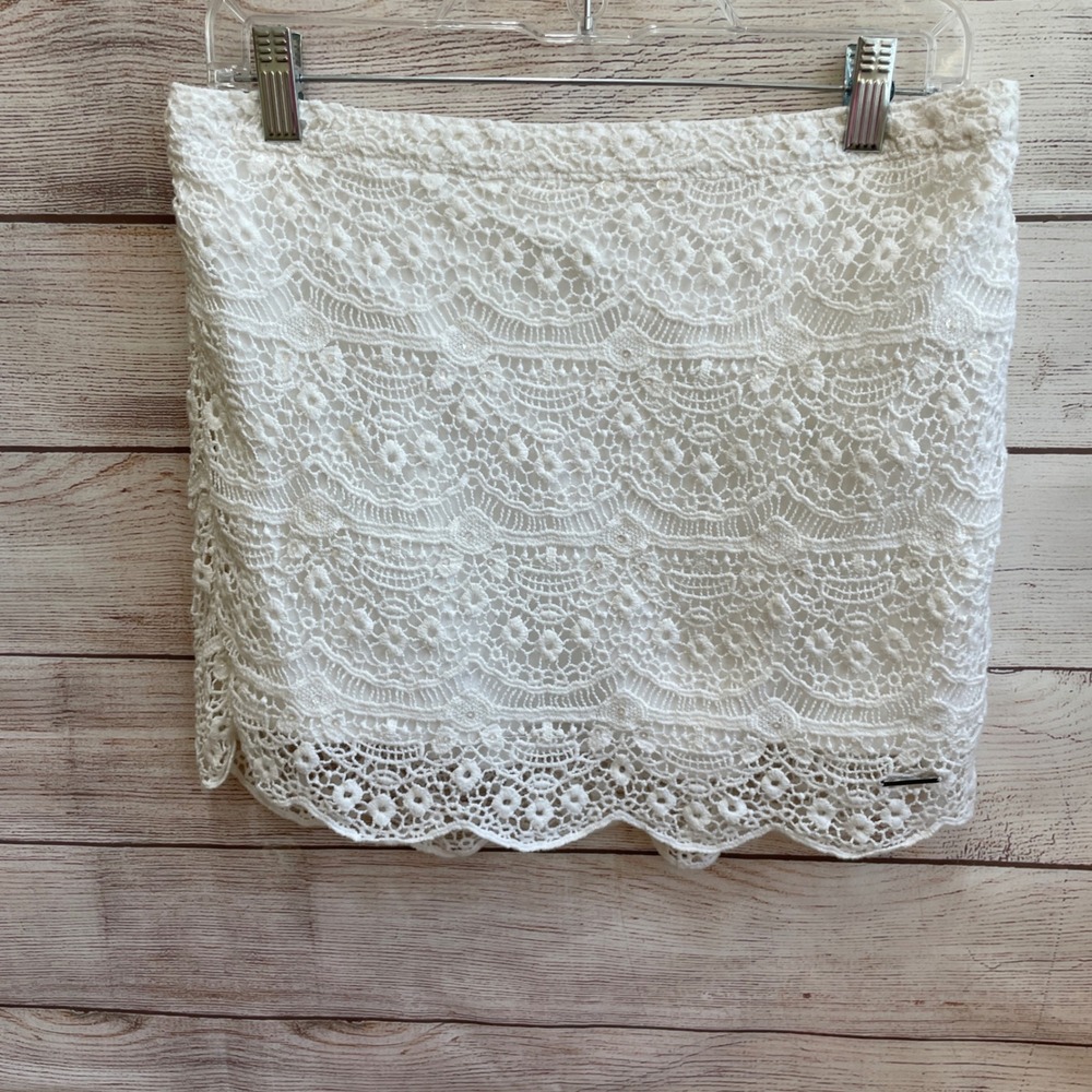 ABERCROMBIE & FITCH CROCHET LACE‎ MINI SKIRT IN WHITE